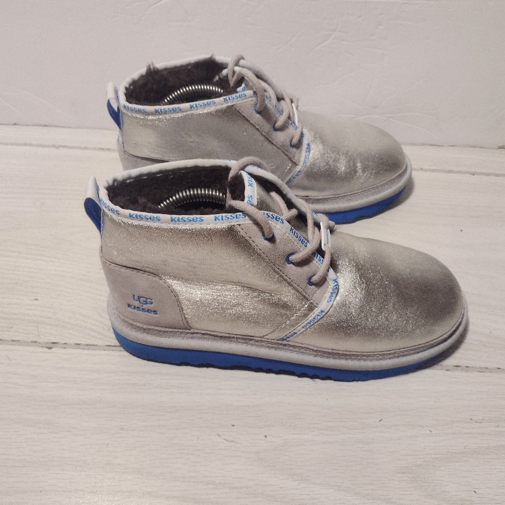 WOMEN'S UGG x HERSHEY KISSES SHOES/BOOTIES SILVER METALLIC SIZE 6 LACE UP